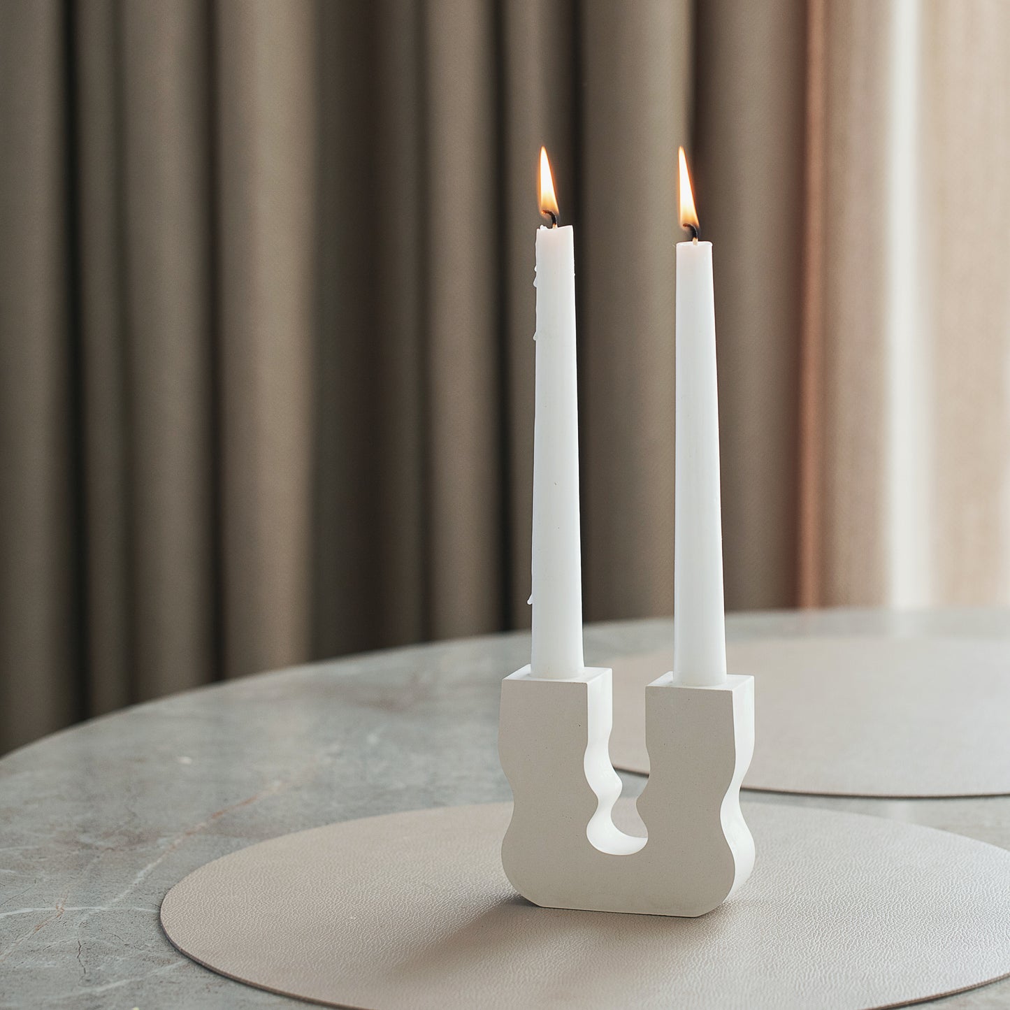 Minimalaus dizaino žvakidės laikiklis – elegantiška žvakidė bei knygų laikiklis - modernus stalo dekoro akcentas