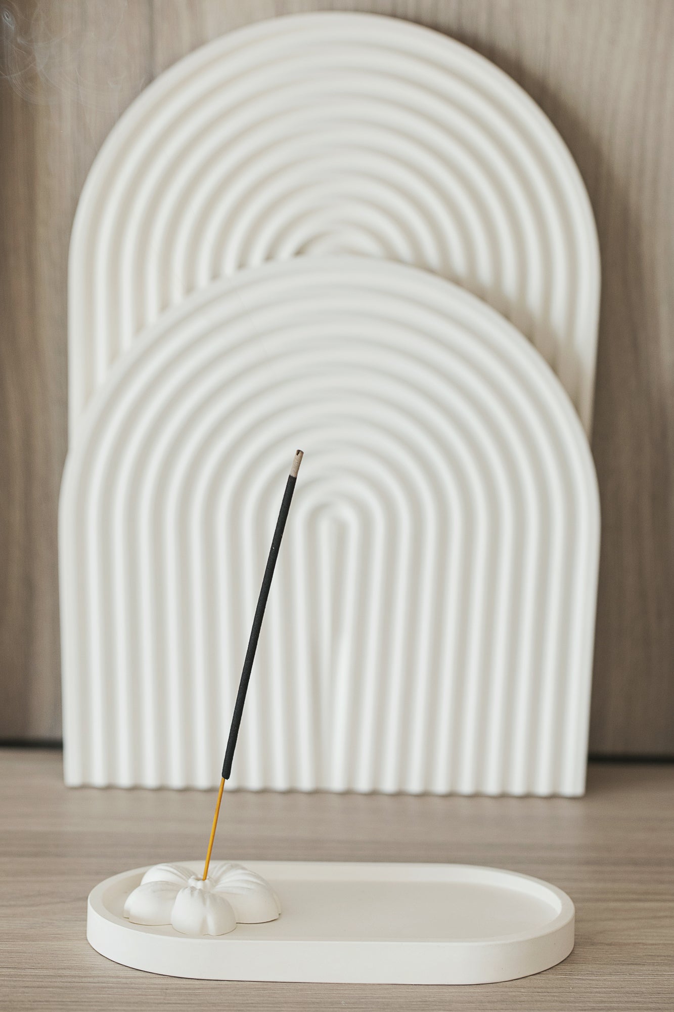 Modernus minimalistinis smilkalų laikiklis su padėklu – elegantiškas smilkalinė ir pelenų gaudyklė | Tobula dvasinės meditacijos dovana | Namų dekoras