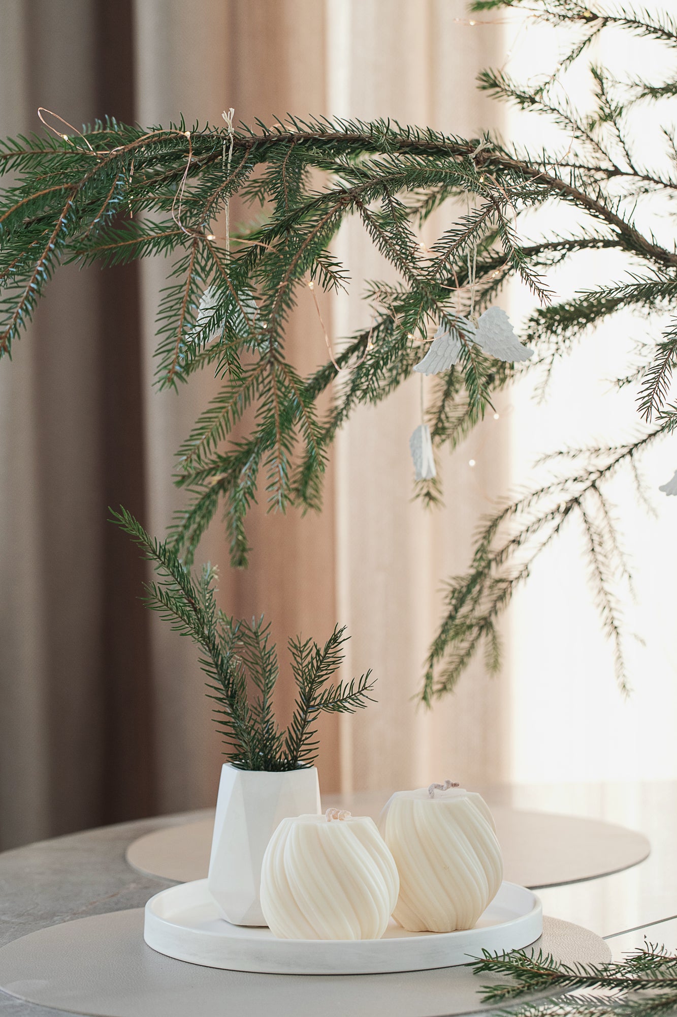 Didelis dovanų rinkinys – dvi kvepiančios sūkurinės žvakės su padėkliuku ir deimanto formos vaza, elegantiškas gipso namų dekoras