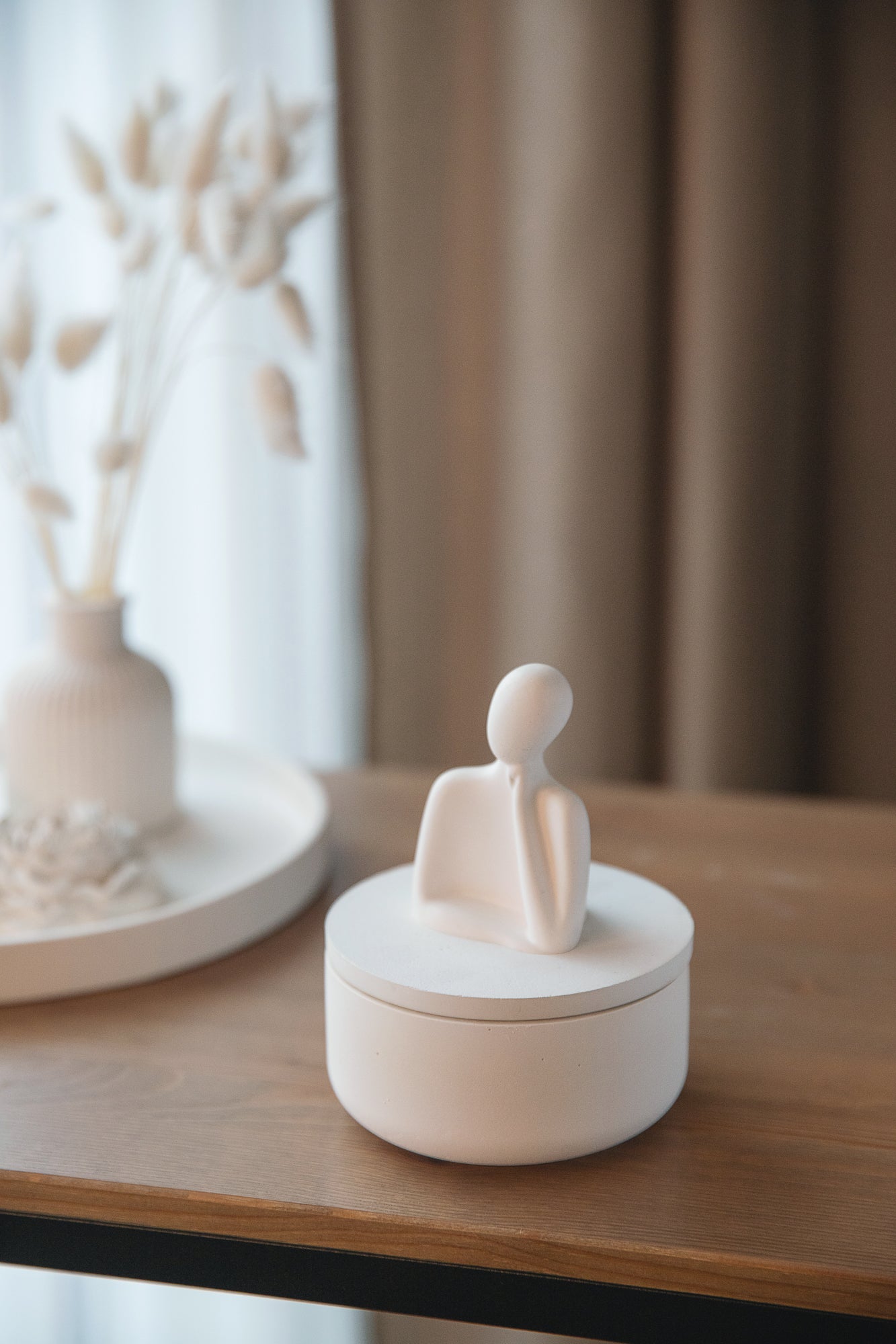 Elegantiška balto gipso dėžutė – rankų darbo indelis ausų krapštukams ir stilingai vonios organizacijai