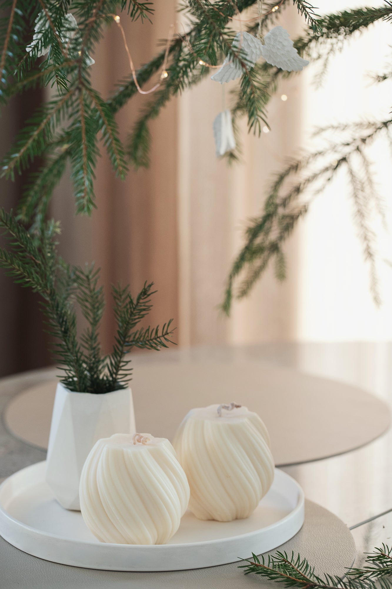 Didelis dovanų rinkinys – dvi kvepiančios sūkurinės žvakės su padėkliuku ir deimanto formos vaza, elegantiškas gipso namų dekoras